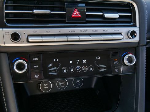 Used 2025 Genesis G70 2.5T image 22