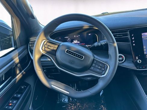 Used 2023 Jeep Wagoneer Series II image 12