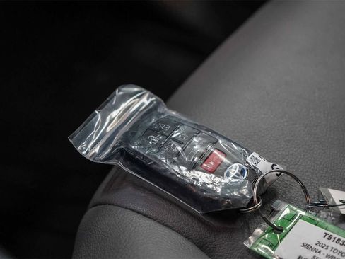 Used 2025 Toyota Sienna XLE w/ XLE Plus Package image 27