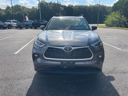 Used 2025 Toyota Highlander XLE AWD/4WD image 2