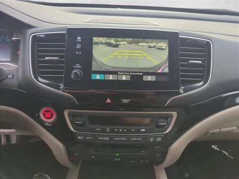 Used 2019 Honda Pilot Touring image 17