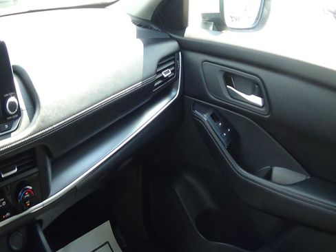 Used 2024 Nissan Rogue SV image 25