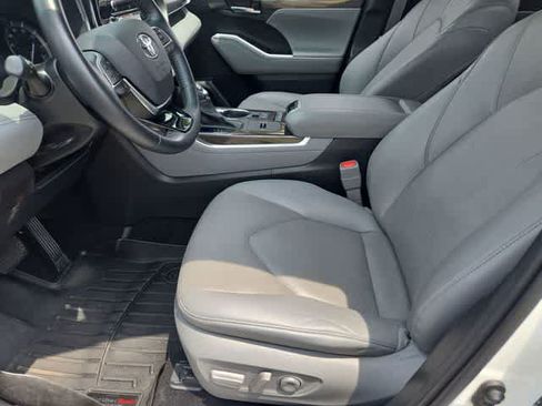 Used 2021 Toyota Highlander Limited FWD image 16