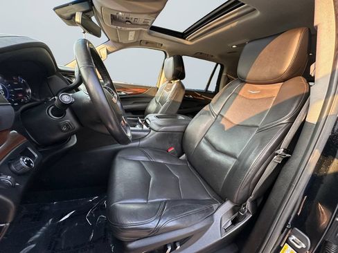 Used 2019 Cadillac Escalade Luxury RWD image 9