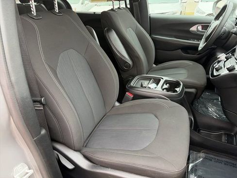 Used 2022 Chrysler Pacifica Touring AWD/4WD image 37