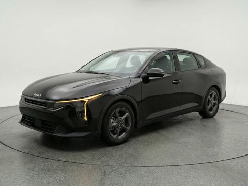 Used 2025 Kia K4 LXS image 3