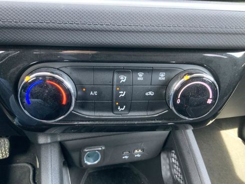 Used 2025 Chevrolet TrailBlazer LT image 39