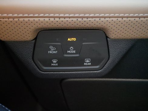 Certified 2025 Volkswagen Atlas Cross Sport SE w/ Panoramic Sunroof Package image 26