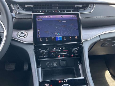 Used 2024 Jeep Grand Cherokee L Limited w/ Luxury Tech Group II AWD/4WD image 7