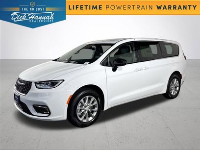 New 2025 Chrysler Pacifica Select