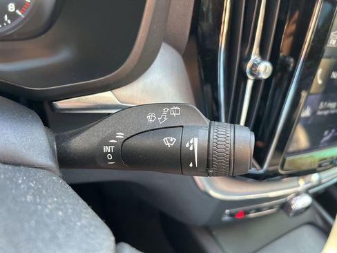 Used 2020 Volvo XC60 T5 Momentum image 29