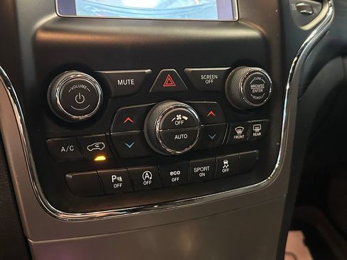 Used 2019 Jeep Grand Cherokee Laredo w/ Security & Convenience Group AWD/4WD image 15