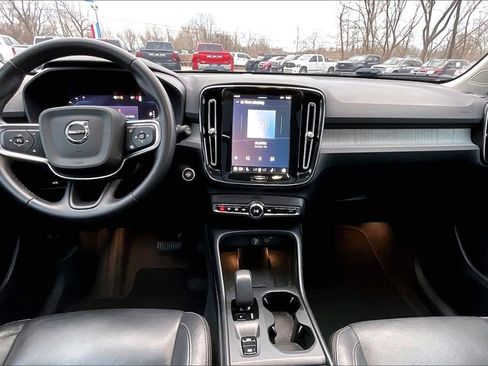 Used 2024 Volvo XC40 B5 Core image 15