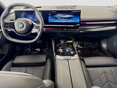 Used 2025 BMW 530i xDrive w/ Premium Package image 24