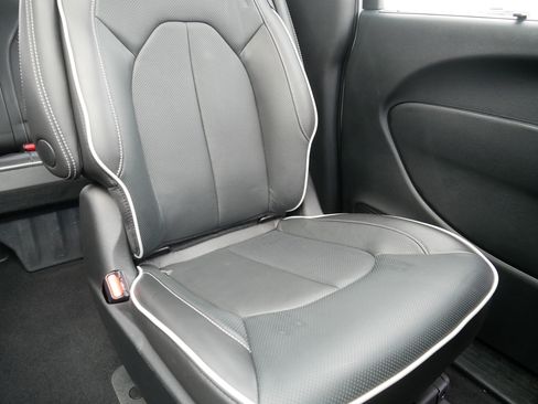 Used 2024 Chrysler Pacifica Premium FWD image 14