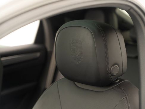 Certified 2022 Porsche Cayenne Platinum Edition image 18