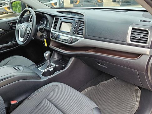 Used 2015 Toyota Highlander Plus FWD image 22