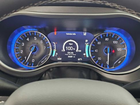 Used 2024 Chrysler Pacifica Touring-L FWD image 23