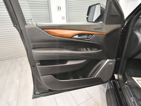 Used 2020 Cadillac Escalade Premium Luxury AWD/4WD image 13