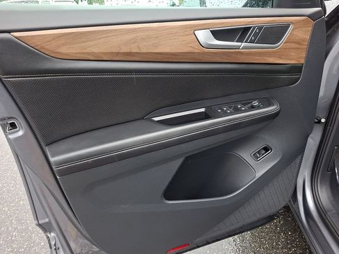Used 2024 Volkswagen Atlas SE FWD image 13
