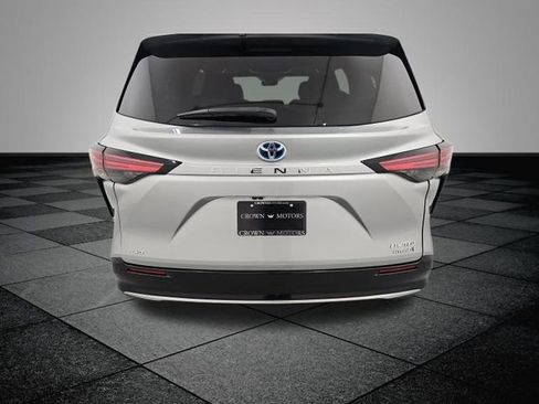 Used 2024 Toyota Sienna Limited image 5