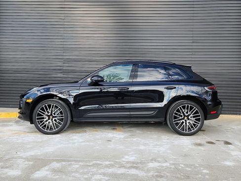 Certified 2025 Porsche Macan image 2