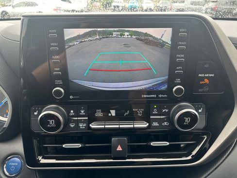 Used 2022 Toyota Highlander XLE AWD/4WD image 17