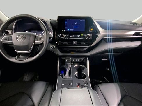 Used 2025 Toyota Highlander XLE AWD/4WD image 16