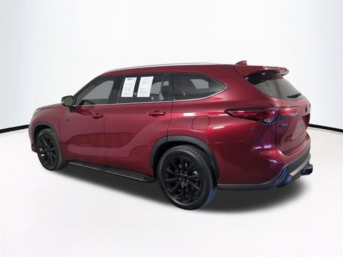 Used 2022 Toyota Highlander XLE image 7
