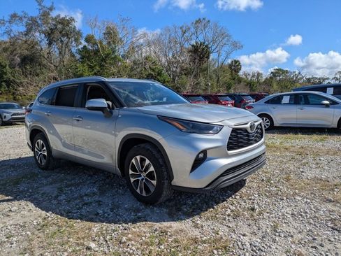 Certified 2024 Toyota Highlander XLE image 3