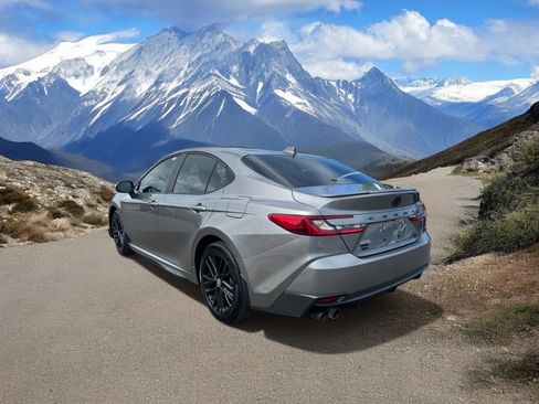 Used 2025 Toyota Camry SE w/ Convenience Package image 3