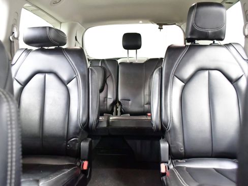 Used 2023 Chrysler Pacifica Touring-L FWD image 12