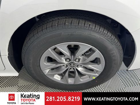 Used 2026 Toyota Sienna XLE FWD image 17