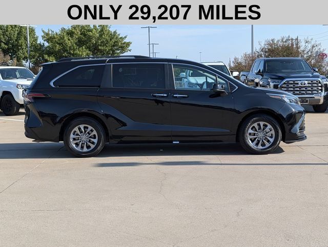 Used 2025 Toyota Sienna XLE FWD image 4