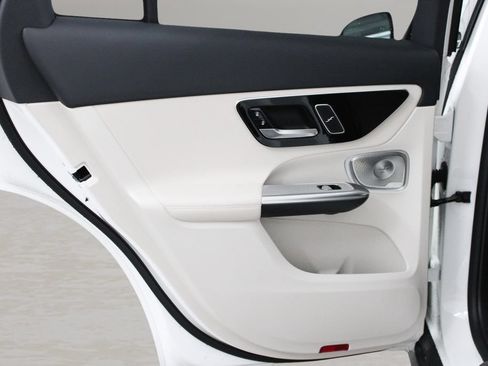 Used 2025 Mercedes-Benz GLC 300 image 24