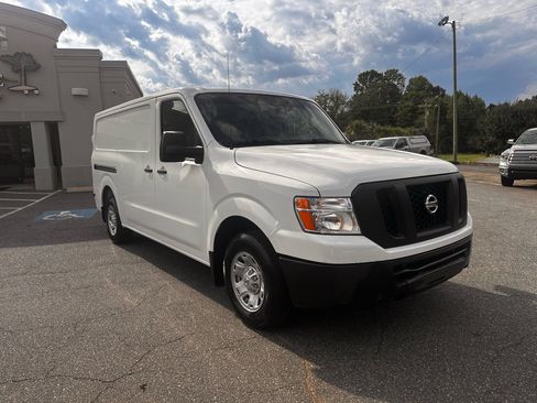 Used 2015 Nissan NV 2500 SV image 2
