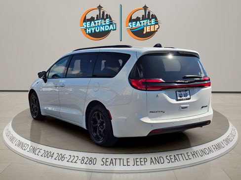 Used 2023 Chrysler Pacifica Limited w/ S Appearance Package FWD image 3