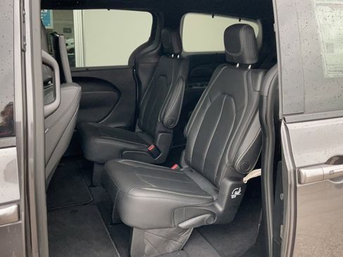 Used 2020 Chrysler Pacifica Touring-L w/ Advanced Safetytec Group image 9