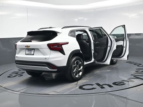 Used 2025 Chevrolet Trax LT w/ Driver Confidence Package image 25