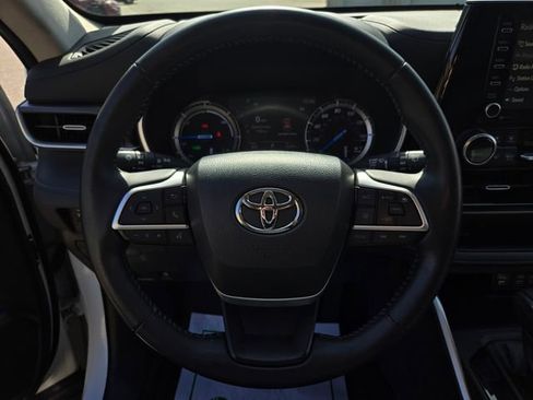 Used 2022 Toyota Highlander XLE AWD/4WD image 29