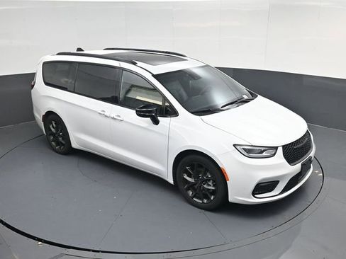 Used 2025 Chrysler Pacifica Limited image 39