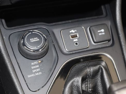 Used 2020 Jeep Cherokee Limited image 25