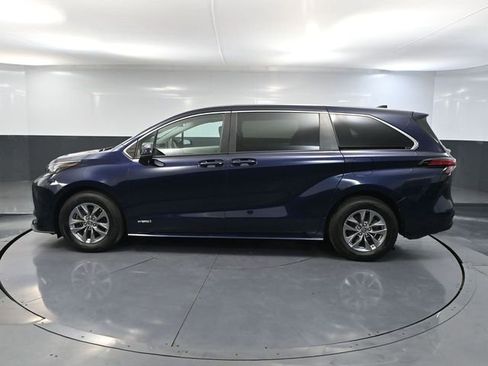 Used 2021 Toyota Sienna LE image 9