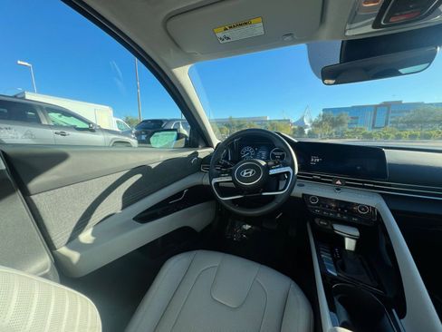 Used 2025 Hyundai Elantra Limited image 34