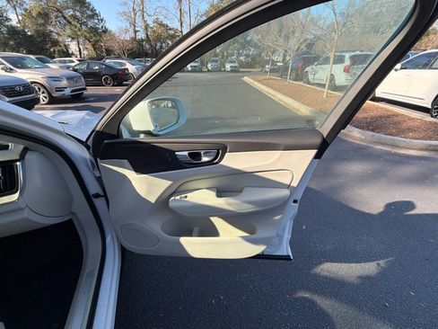 Certified 2023 Volvo XC60 B5 Plus image 19