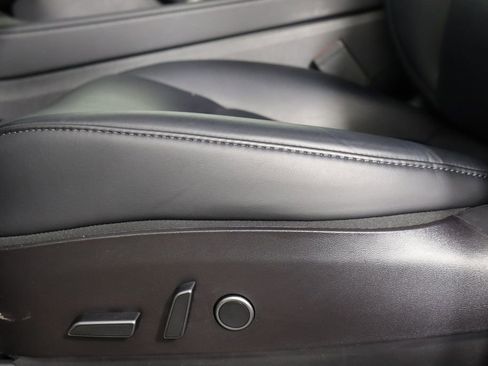 Used 2022 Tesla Model Y Long Range image 16