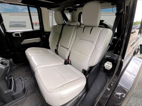 Used 2023 Jeep Wrangler Unlimited Sahara AWD/4WD image 23
