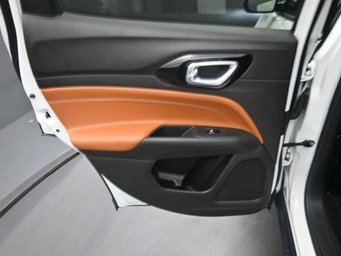 Used 2025 Jeep Compass Limited AWD/4WD image 9