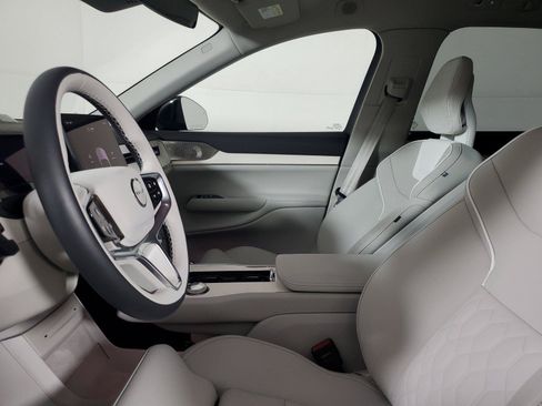 Certified 2025 Volvo EX90 Ultra AWD/4WD image 21