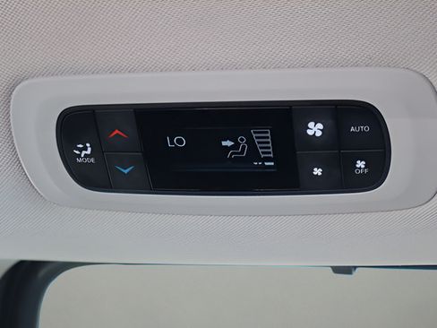 Used 2023 Chrysler Pacifica Touring-L FWD image 25